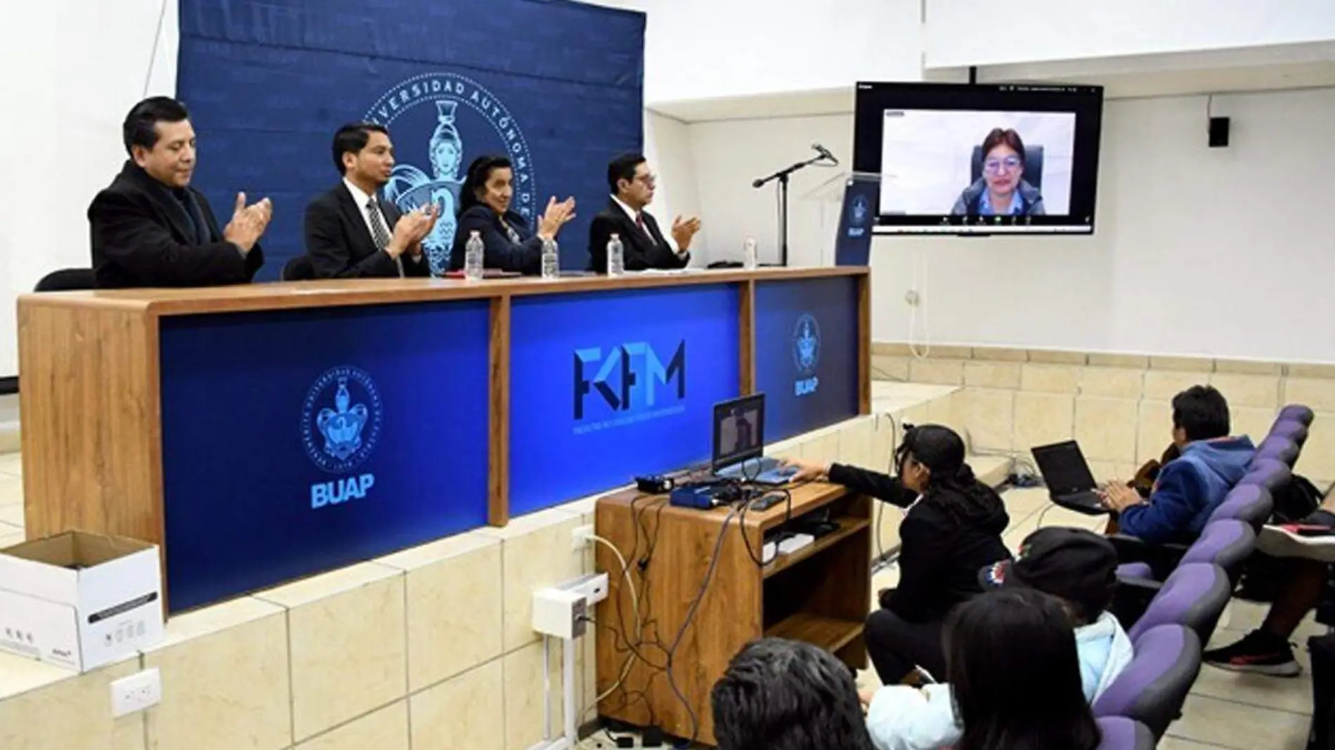 Lilia Cedillo en facultad de fisio matematicas